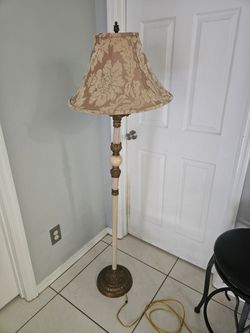 traditional/vintage-style floor lamp