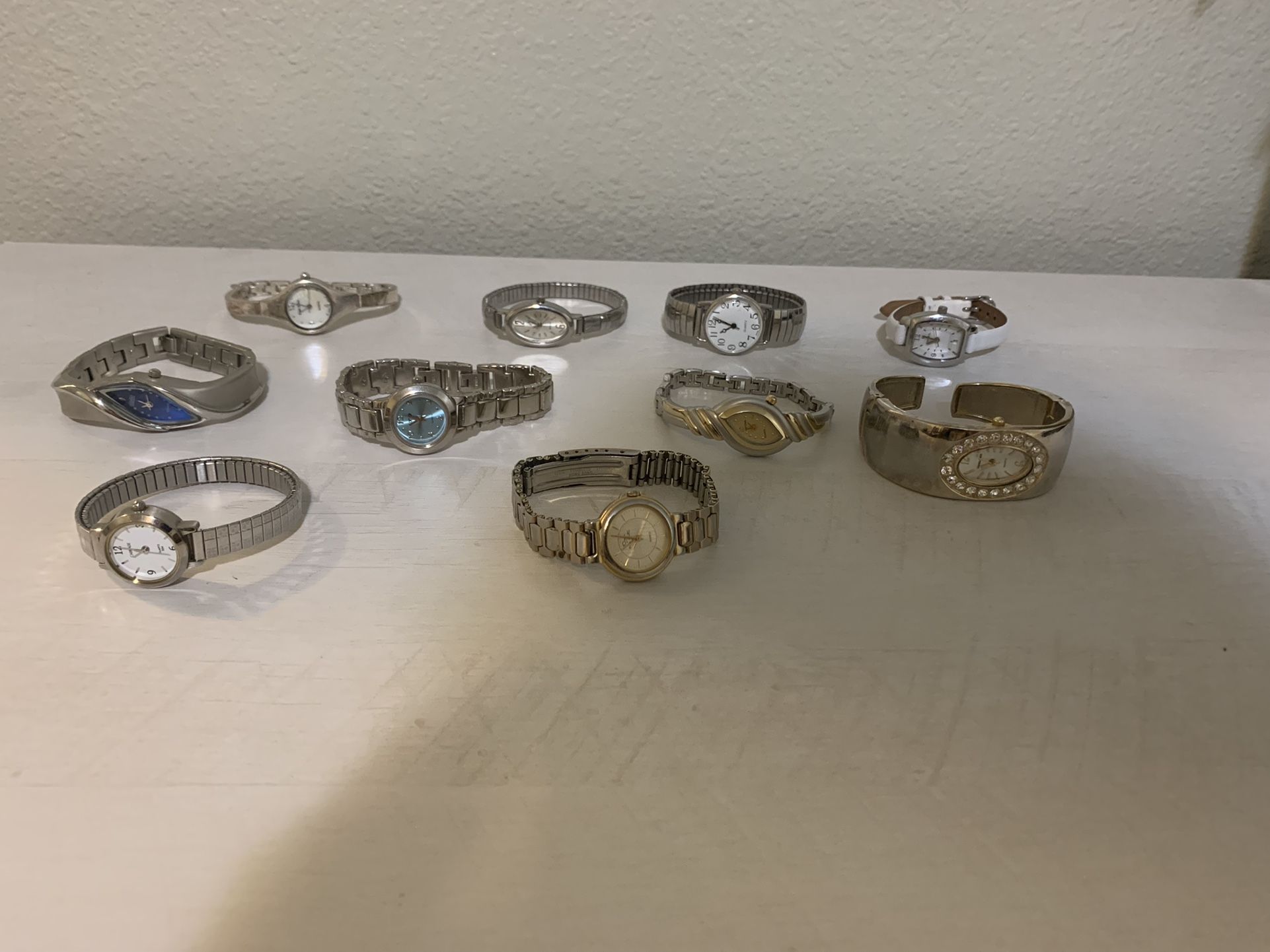 Very beautiful wristwatch 10 pieces in good condition, work well new batteries