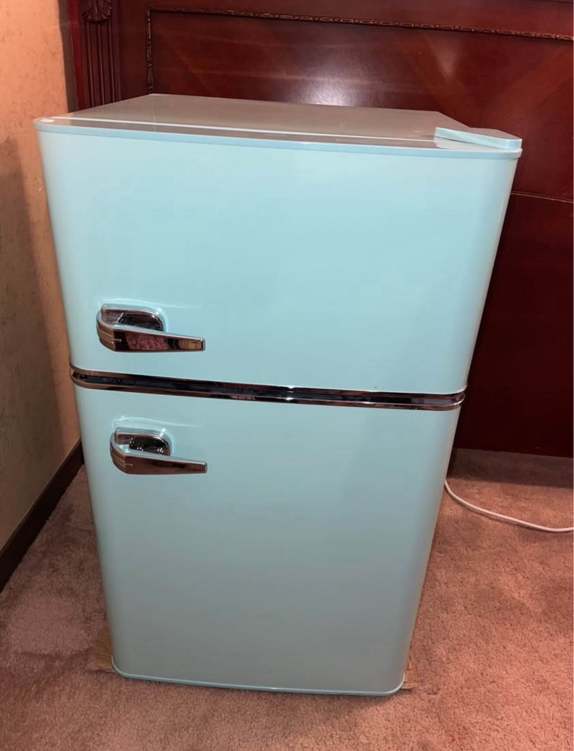 Mini fridge with freezer