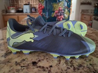 Soccer cleats us size 5.5y