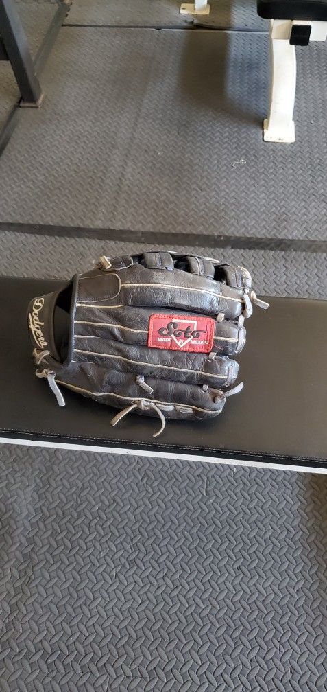 SOTO SOFTBALL Glove / Its About 70% Broken In / Asking $30 / Lefthand Glove