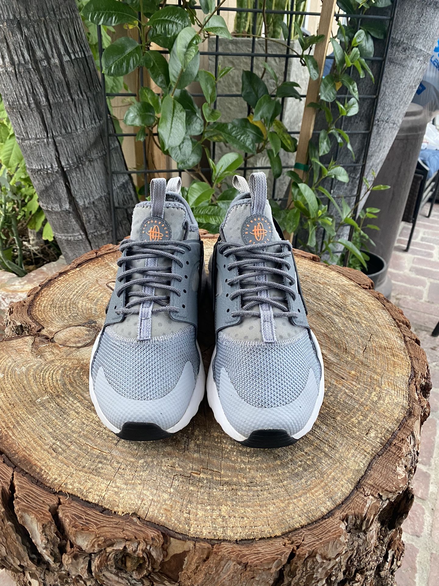NIKE AIR HUARACHE RUN ULTRA BOYS WOLF GREY SNEAKERS SIZE 6 for Sale in Gardena CA OfferUp