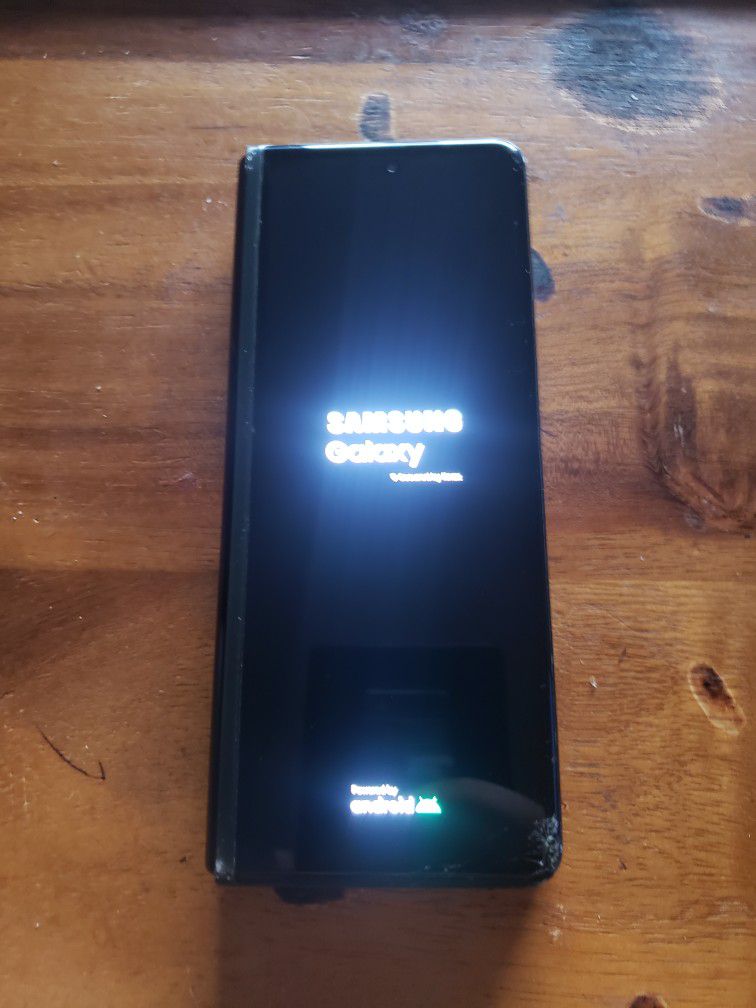 GALAXY Z FOLD 3 . 255GB HARDDRIVE AND 12GB RAM.BACK IS CRACKED AS WELL AS A SMALL CRACK ON BOTTOM RIGHT CORNER T