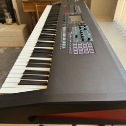 Roland Fantom 8 keyboard workstation 