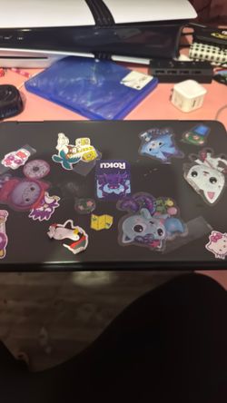 The computer works is a touchscreen. Gotta be honest with you guys. I bought it off Amazon. It was a refurbished, and there was a little small crack.