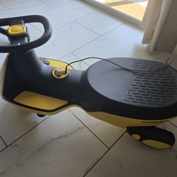 Toy car in perfect condition, practically new, suitable for children aged 3 years and up.