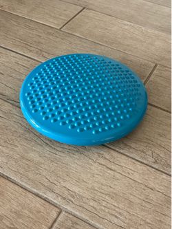 Inflatable seat cushion in good condition. Provides added comfort and support for sitting. Clean, lightweight, and ready to use.