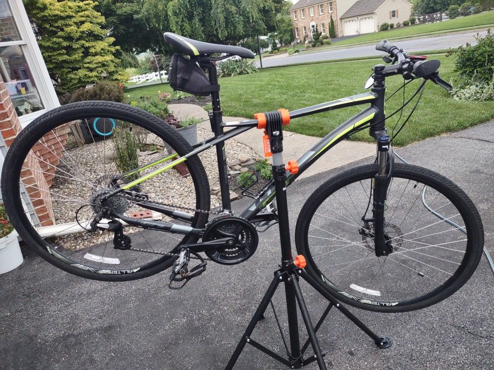 2017 GT Talera Hybrid Bike & Extras (M). VGC