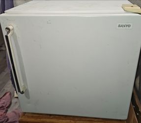 Sanyo mini fridge and freezer working great.