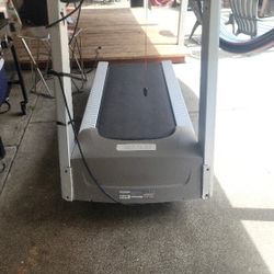 COMMERCIAL  TREADMILL  PRECOR 9.33 