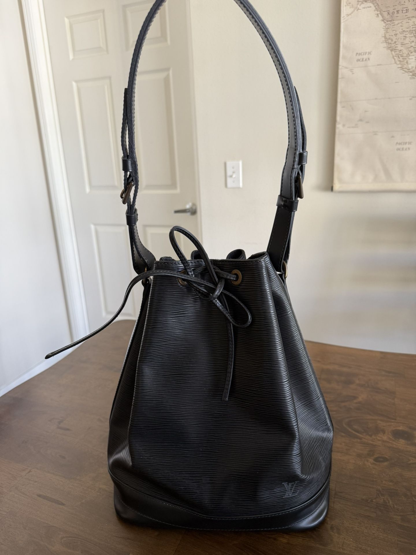 Louis Vuitton Noé Bucket Bag In Black Epi Leather