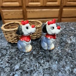 Ceramic Vintage Dogs Pair of Salt and Pepper Shakers.   Made in Japan.  With original cork stoppers.  Preowned good condition.  