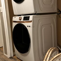 $900 Washer And Dryer Set. (stackable)