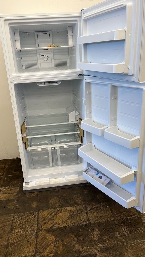 TOP FREEZER 18 CU REFRIGERATOR NEW