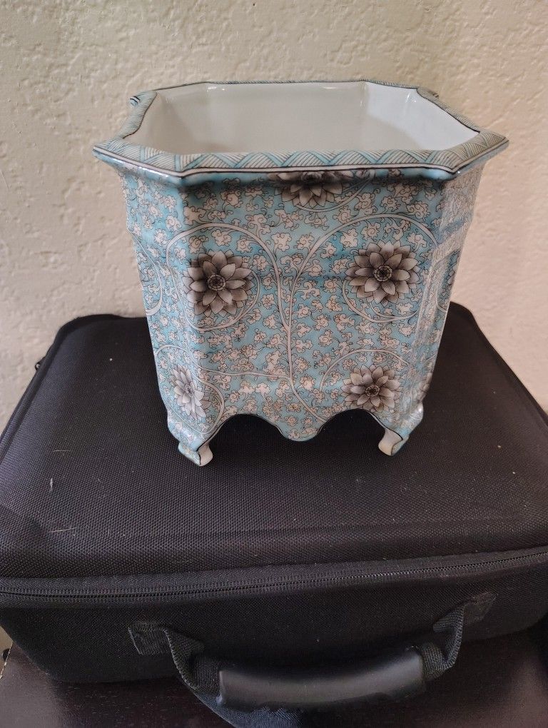 Antique United Wilson Vase
