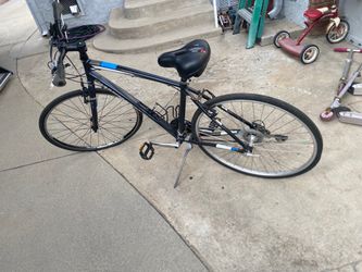 Diamondback Hybrid Road Bike with Blue Accents