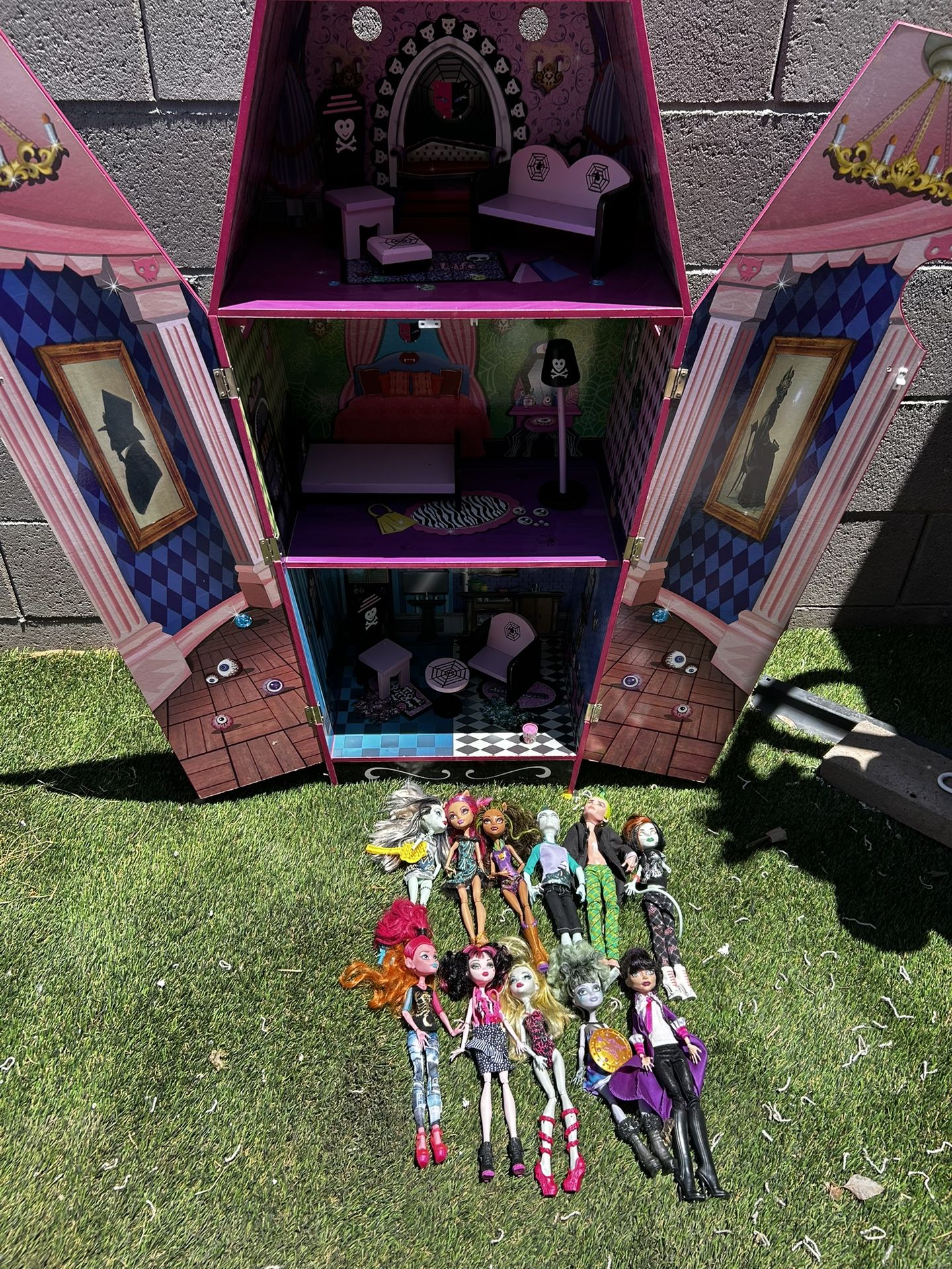Monster High Coffin Dollhouse And Dolls 