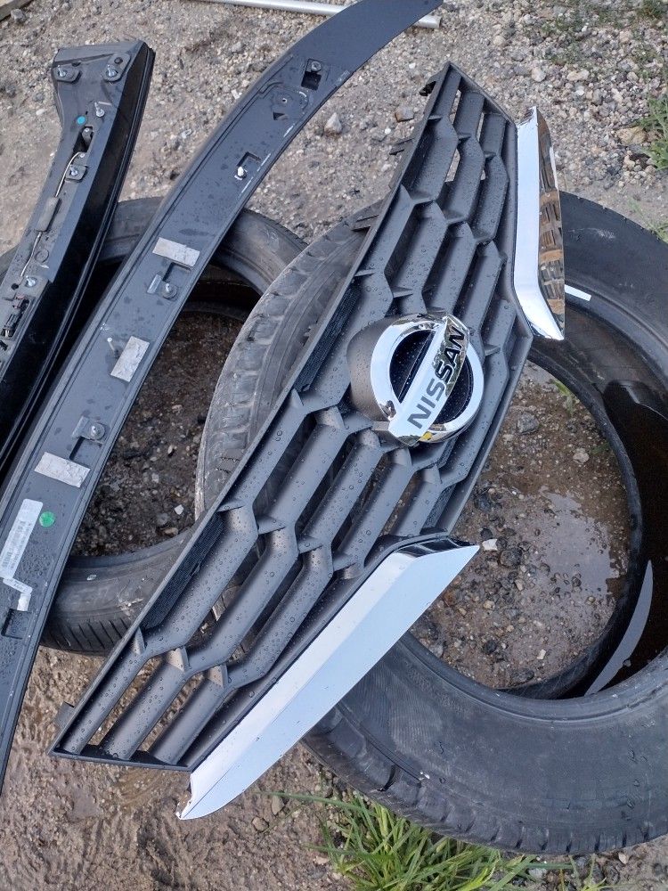 Brand New Nissan Grill OEM Part