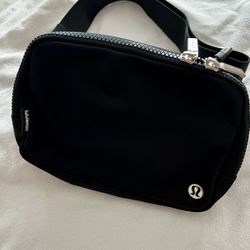 Look! NWT Lululemon Everywhere Large belt bag 2L