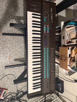 Yamaha DX7 The iconic 1983 FM synthesizer (with stand)