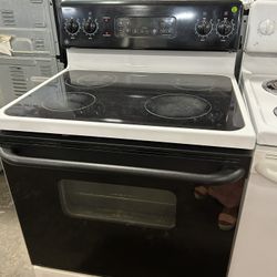Black/white Preowned Glasstop Stove
