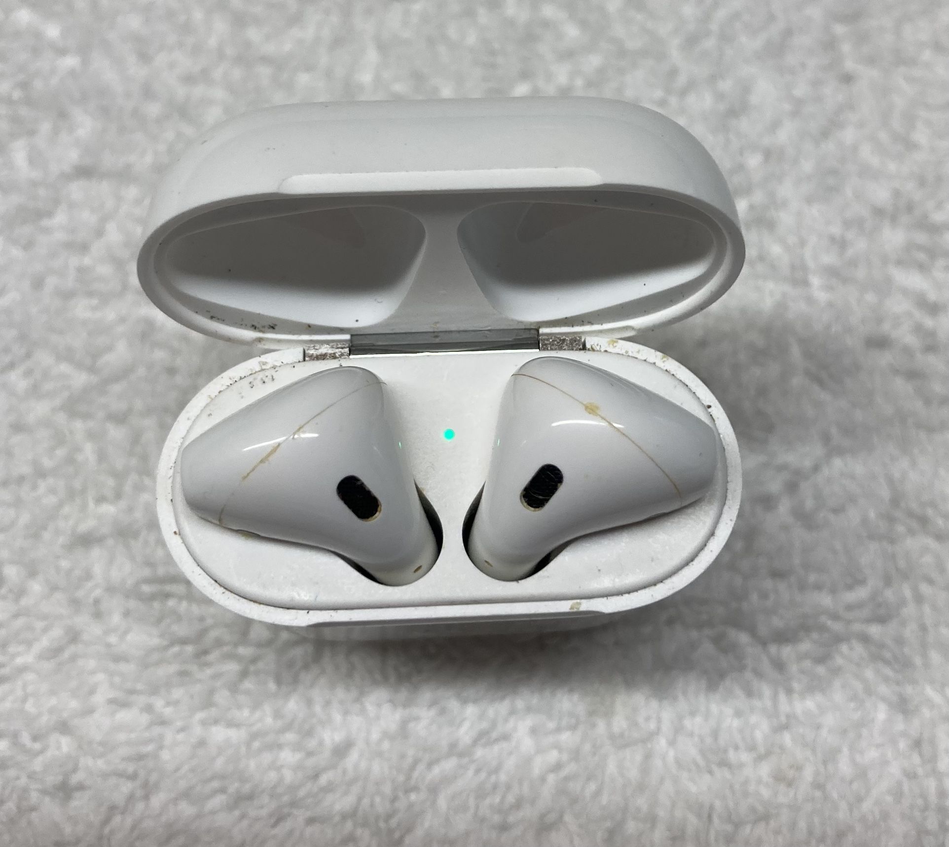 Apple AirPods (1st Generation) In-ear wireless Bluetooth headphone