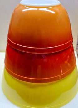 Pyrex Nesting Mixing Bowls Set of 3