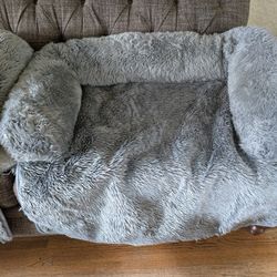 Gray Furry Dog Beds For Couch From https://offerup.com/redirect/?o=UGF3LkNvbQ==