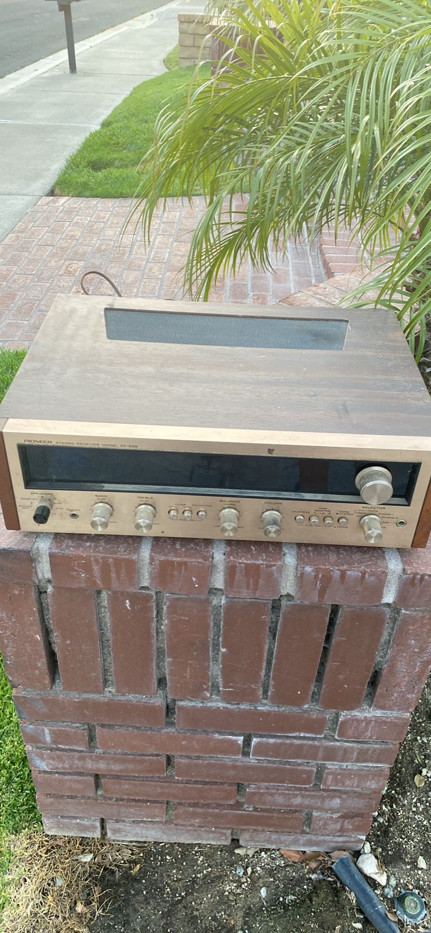 Vintage Pioneer SX-626 Stereo Receiver.