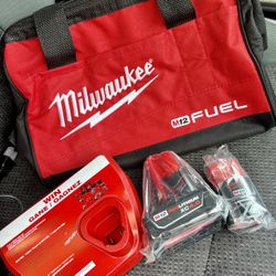New Milwaukee M12 4.0 And 2.0 Battery With charger And Bag