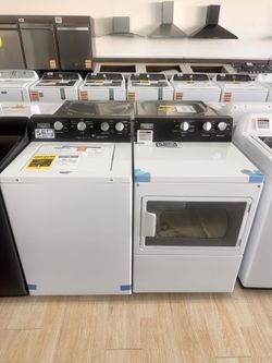 Brand-New Maytag Commercial-Grade 3.5 cu.ft Top-Load Washer and Front-Load 7.4 cu.ft Gas Dryer Set. White 