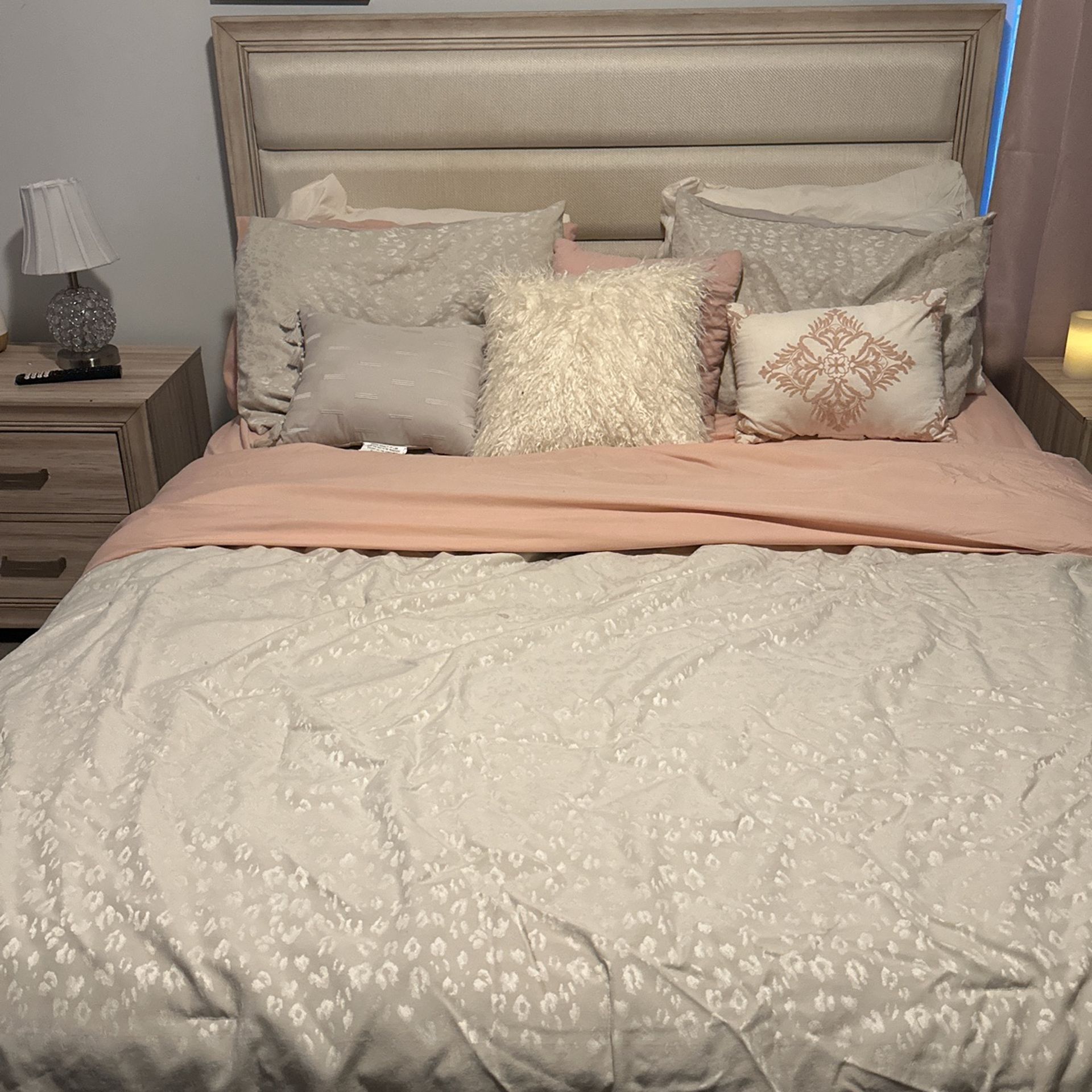 Selling Queen Bedroom Set