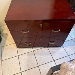  Cajonera De Madera Muy Amplia. 25 Dólares 