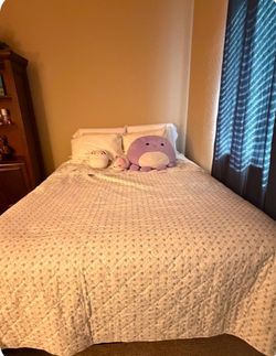Queen Serta bed set/ Plush Euro Top