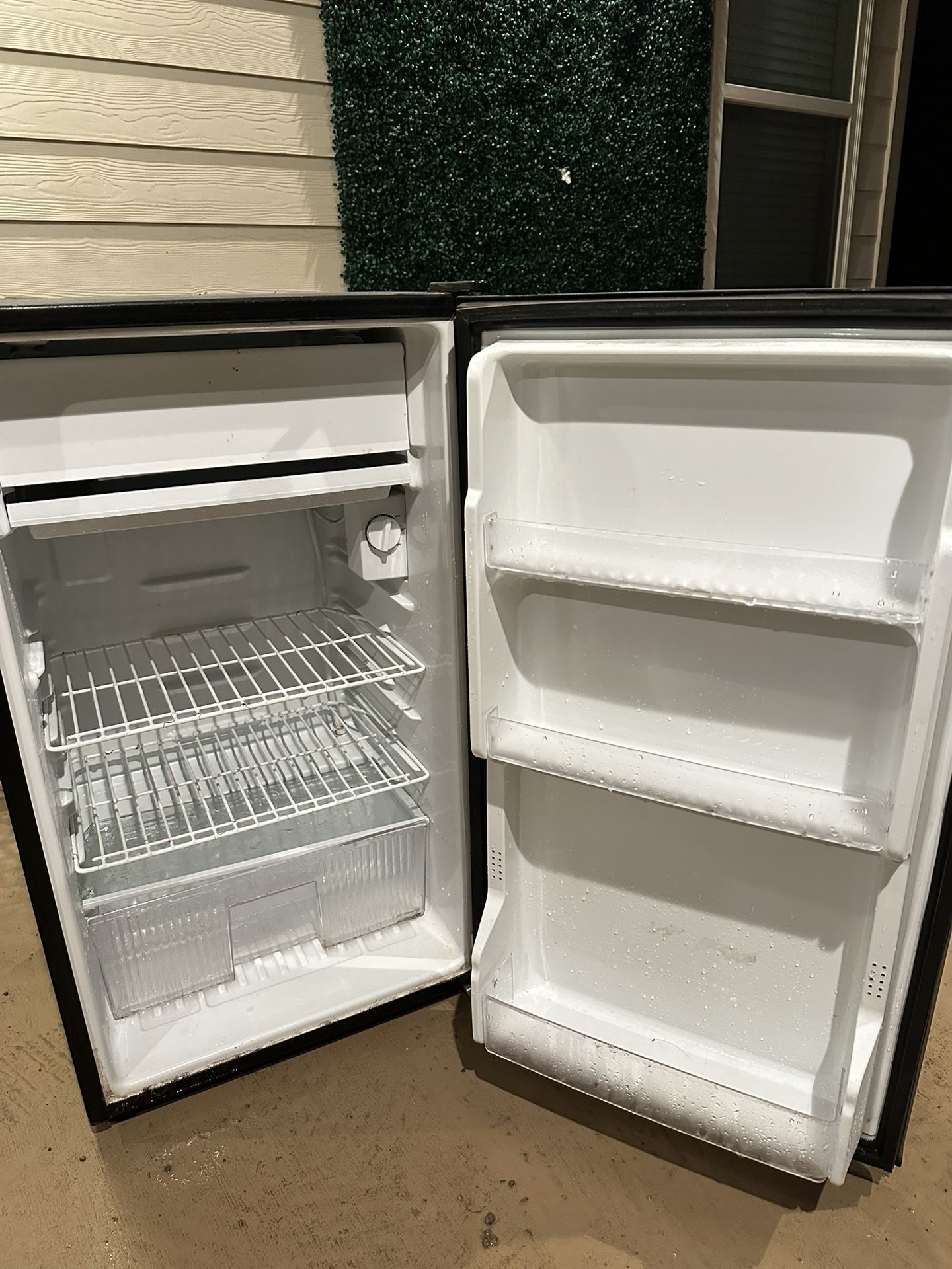 Sanyo mini Fridge $100
