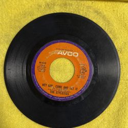 This item is a vintage 7-inch vinyl record, specifically a 45 RPM single featuring the songs "Hey Girl, Come And Get It" and "Star On A TV Show" by th