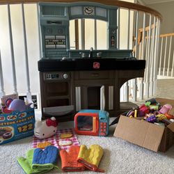 Step2 Kids Kitchen with Microwave, pretend food, mitts and accessories 
