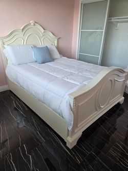 Beautiful Full Size Bed With Mattress