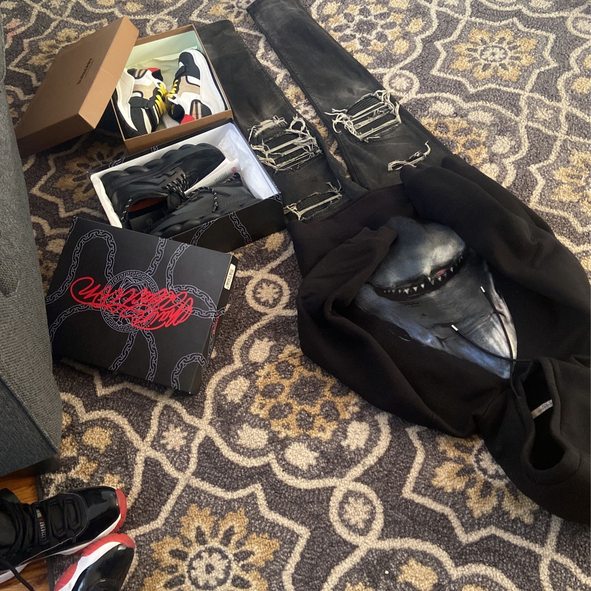 Givenchy Shark hoodie, Classic Amiri Jeans , Versace Chain Reactions , Burberry Sneakers , Palm Angles Top , Burberry Hoodie