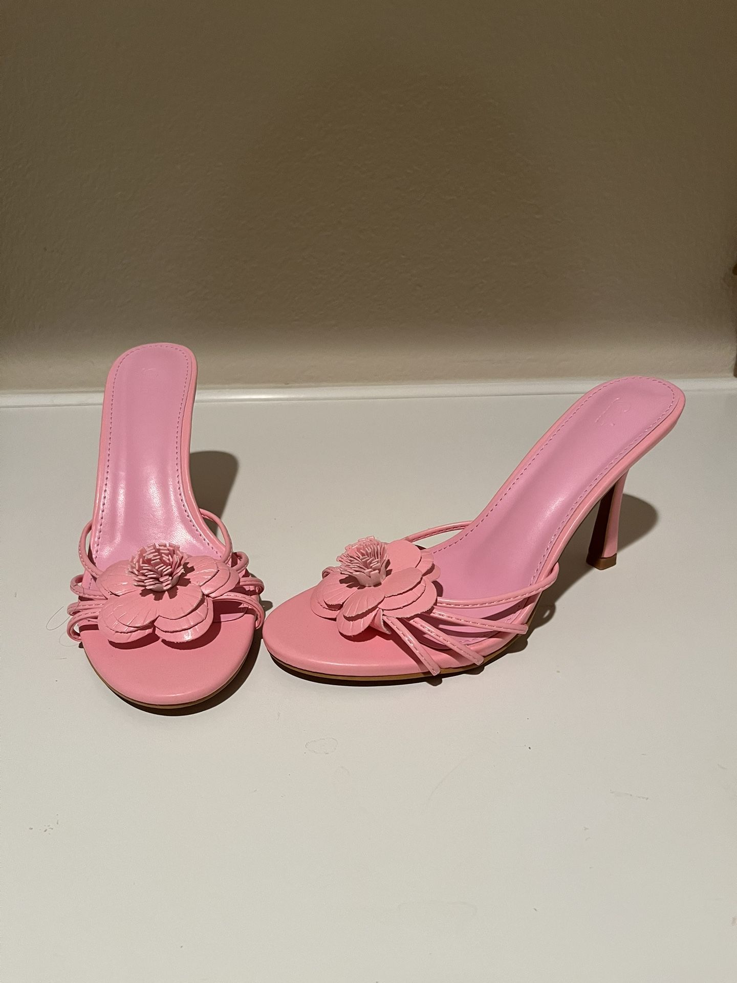 never worn pink heels
