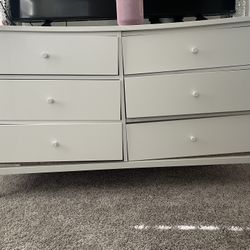 White dresser with 6 drawers
