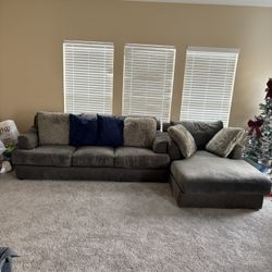 Living Room Set- Bob’s Furniture