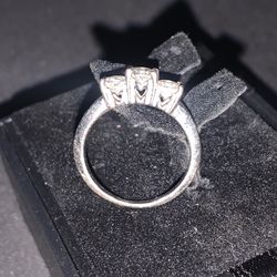 14k White Gold/ Diamonds Ring 