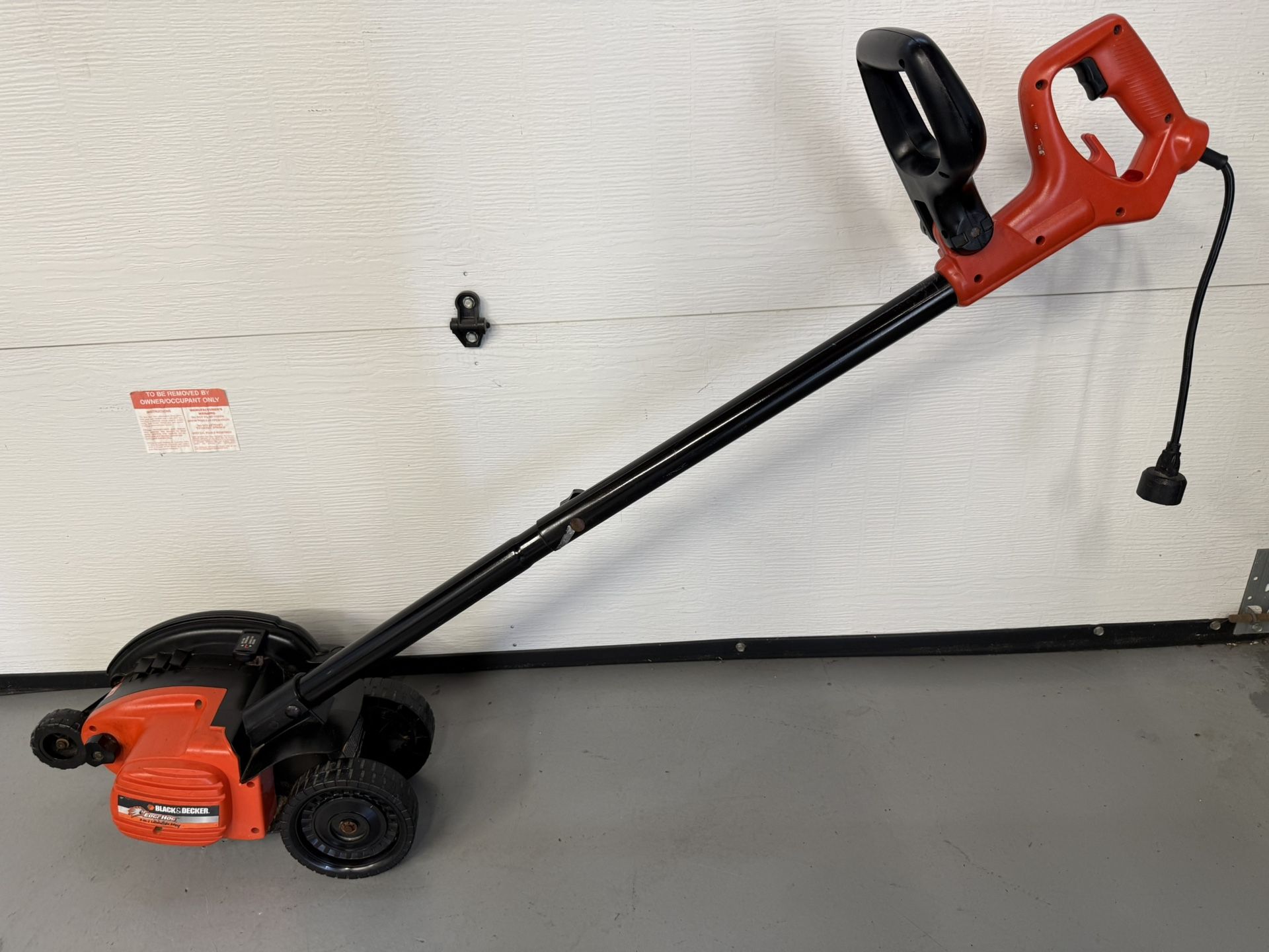   Black and Decker Lawn Edger (Excellent Condition) 