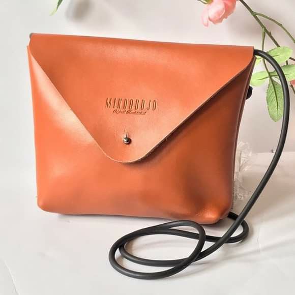 Brown crossbody leather shoulder handbag