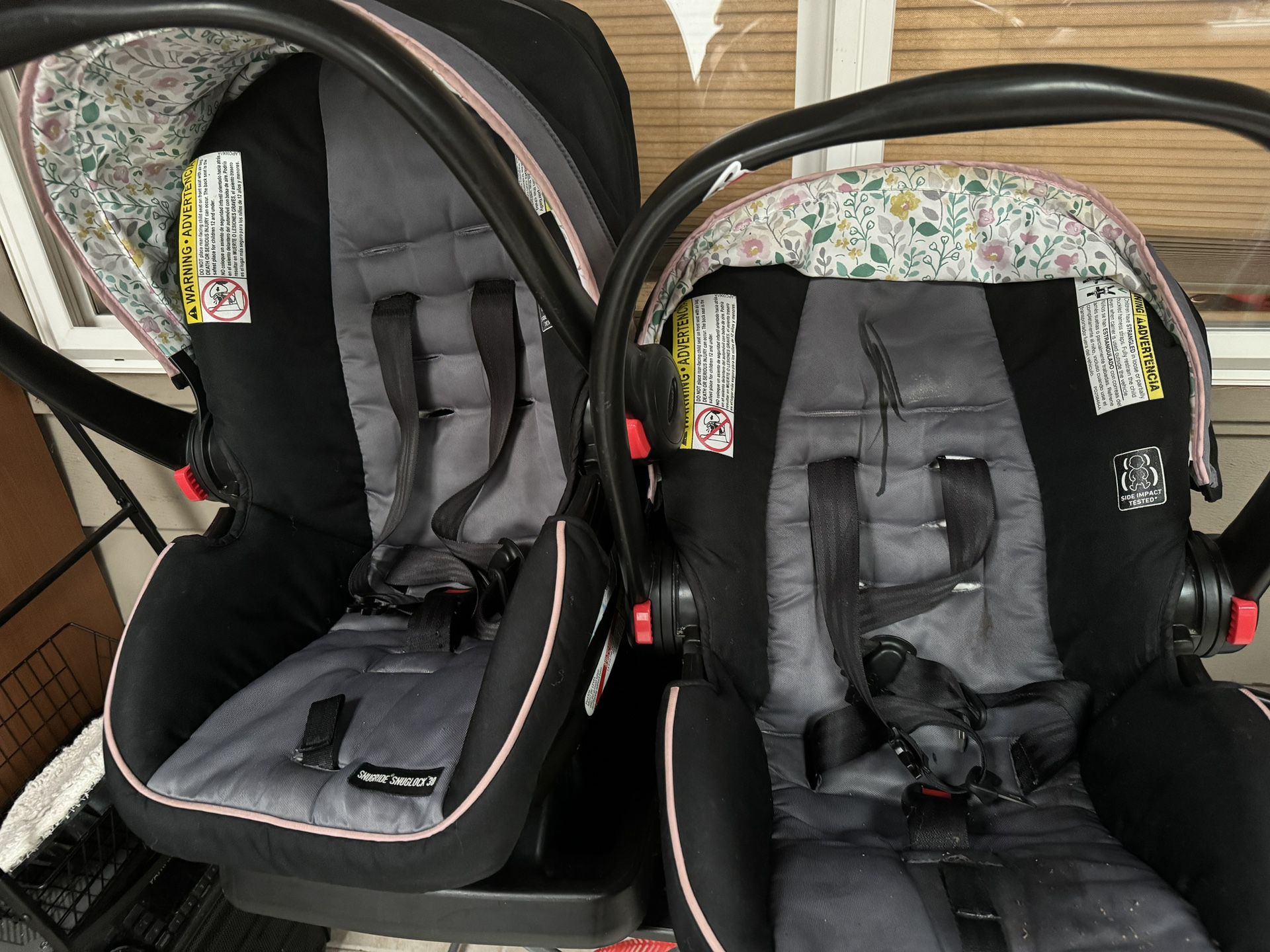 2 infant car Seats And misc clothes