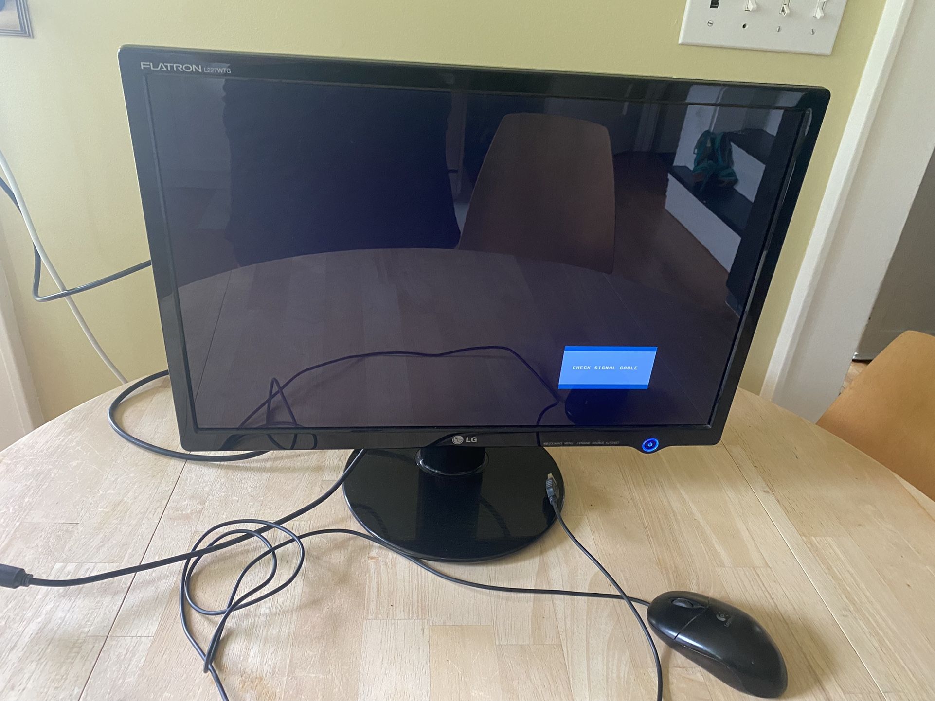 LG Flatron L227WTG monitor With Mouse And Cable