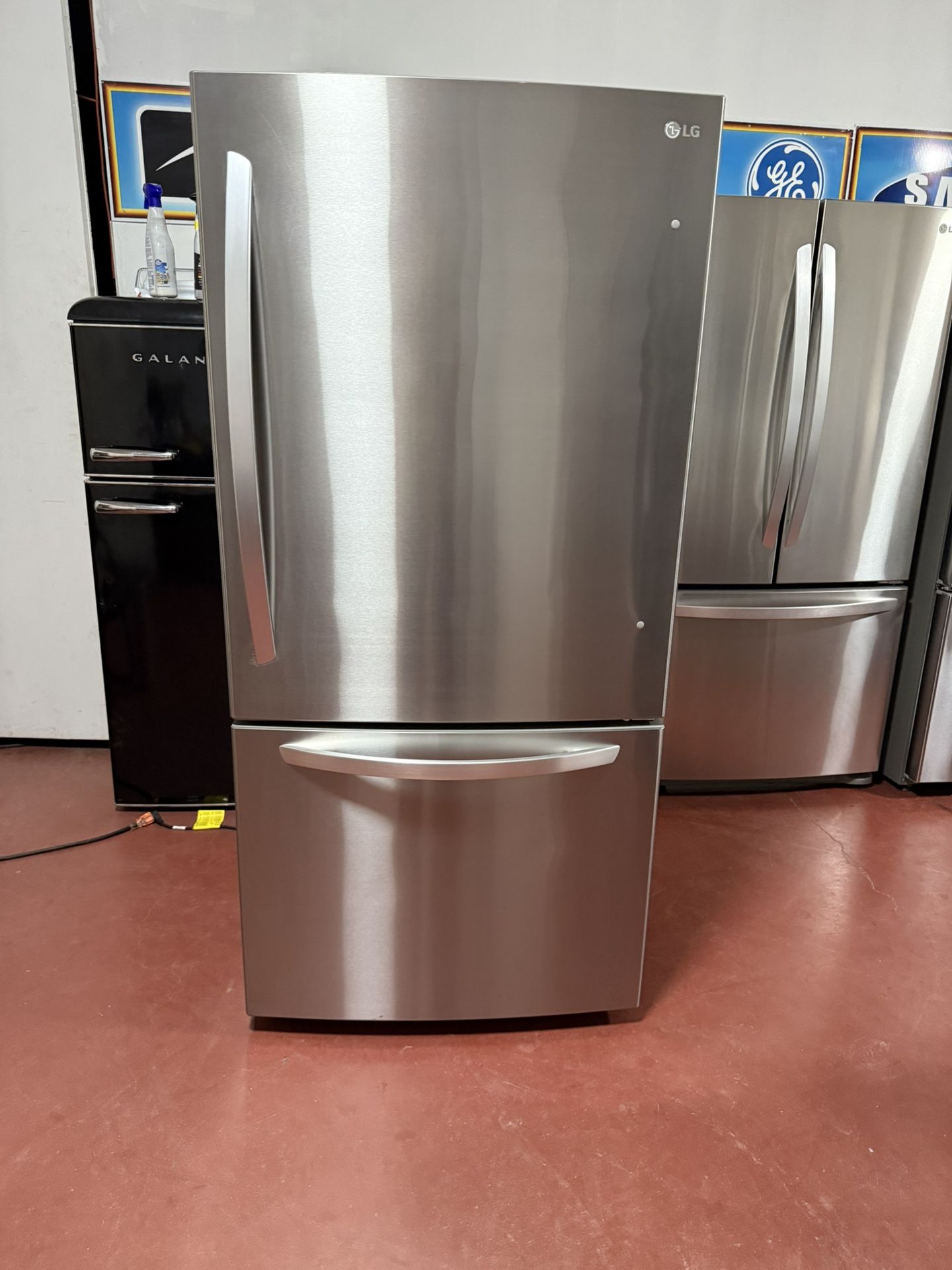 LG 33 2-door refrigerator with ice maker working perfectly. Dimensions 32.8 (W) x 35.0 (D) x 69.8 (H). Delivered to your home and installed with a 3-m