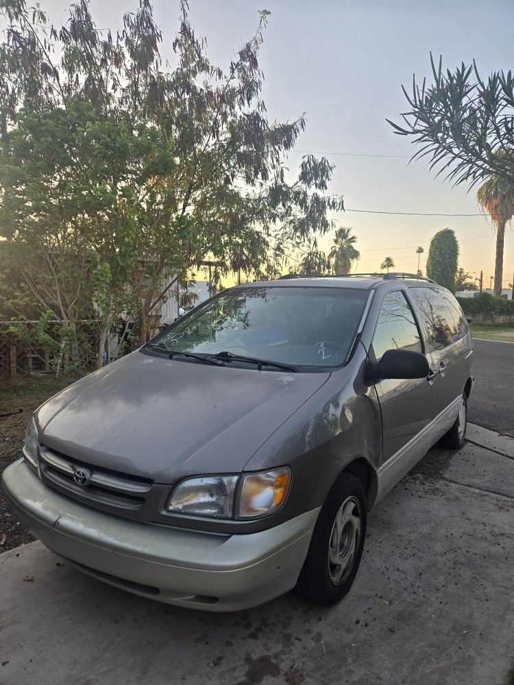 1999 Toyota Sienna