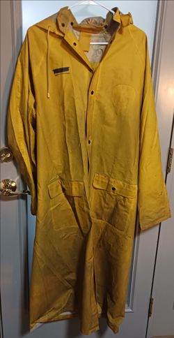 CLASSIC LONG YELLOW WATERPROOF PVC RAINCOAT W/A DETACHABLE HOOD & FRONT FLAP POCKETS